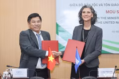 El viceministro de Asuntos Étnicos y Religiosos, Y Thong y Ramla Khalidi, representante residente del PNUD en Vietnam (Fuente: VNA)