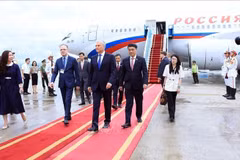 En la eremonia de bienvenida al presidente de la Duma Estatal de Rusia, Viacheslav Volodin, en el Aeropuerto Internacional de Noi Bai. Foto: VNA
