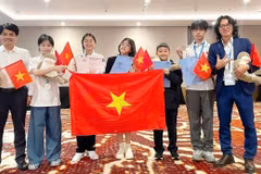 La delegación estudiantil de Hanoi obtuvo 2 medallas de plata y 3 de bronce en la Olimpiada Mundial Juvenil de Física 2025 (Fuente: VNA)