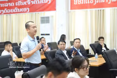 Representantes de empresas vietnamitas en Laos intercambian ideas en el Foro. Foto: VNA