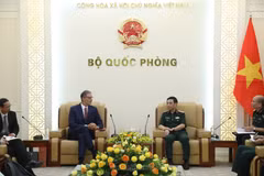 El general Phan Van Giang y el embajador saliente de Francia en Vietnam, Olivier Brochet (Fuente: chinhphu.vn) 