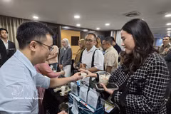 Empresas vietnamitas exhiben productos de café DaLaKon en el evento. Foto: VNA