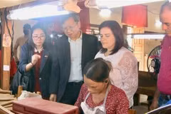 El embajador Le Quang Long aprende sobre el meticuloso proceso de enrollar tabaco a mano (Fuente: VNA)