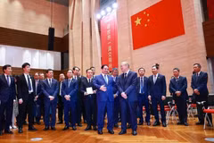 El primer ministro Pham Minh Chinh y la delegación vietnamita visitan la Bolsa de Valores de Shanghái (SSE) y el Centro Financiero Internacional de Shanghái (IFC) (Foto: VNA)