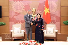 La vicepresidenta de la Asamblea Nacional de Vietnam, Nguyen Thi Hong, y el secretario general del MIU, Miguel Mejía (Fuente: VNA)
