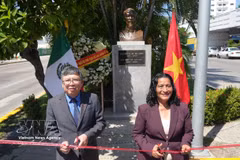 El embajador de Hanoi en México, Nguyen Van Hai, y la alcaldesa de Acapulco, Abelina López Rodríguez (Fuente: VNA)