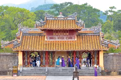 Turistas visitan atracciones turísticas en la ciudad de Hue. Foto: VNA.