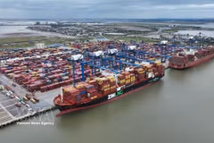 Importación y exportación de mercancías en el puerto de contenedores de Lach Huyen, ciudad de Hai Phong. Foto: VNA