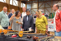 Los delegados aprenden sobre instrumentos musicales tradicionales vietnamitas, que se exhiben en el 4º Festival de Japón de Maintenon-Pierres. Foto: VNA