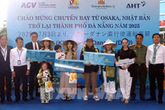 Primeros viajeros procedentes de Osaka tras la reanudación de la ruta directa entre esta urbe japonesa y la ciudad vietnamita de Da Nang (Fuente: VNA) 