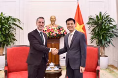 El viceministro de Relaciones Exteriores de Vietnam Dang Hoang Giang y Matt Jackson, representante del UNFPA (Fuente: Cancillería de Vietnam)