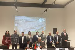 En la firma de una carta de intenciones para la cooperación entre ambas partes en el Foro Empresarial Bulgaria-Vietnam. Foto: VNA
