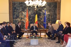 El líder vietnamita To Lam se reunió con el presidente de la Cámara de Representantes, Peter De Roover (derecha), y el presidente del Senado, Vincent Blondel (izquierda). Foto: VNA