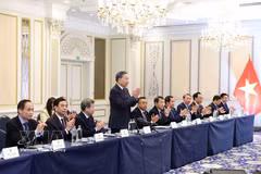 El secretario general del Partido Comunista de Vietnam y presidente del país, To Lam, y la delegación vietnamita se reúnen con expertos e intelectuales vietnamitas en Bélgica y Luxemburgo. Foto: VNA