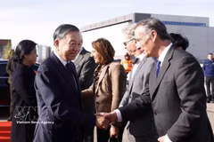 Funcionarios belgas despiden al líder vietnamita To Lam y a su esposa Ngo Phuong Ly en el aeropuerto militar de Melsbroek en Bruselas. Foto: VNA