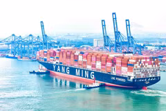 El buque portacontenedores YM WAYFINDER, operado por la naviera Yang Ming, atraca en la Terminal Internacional de Tan Cang-Cai Mep (Fuente: VNA)