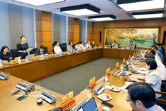 La delegación de la Asamblea Nacional de la ciudad de Hanoi mantiene una reunión de debate. Foto: VNA