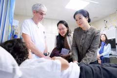 Ngo Phuong Ly, esposa del secretario general del Partido Comunista y presidente de Vietnam, To Lam, visitó el Hospital Universitario Infantil Reina Fabiola (HUDERF). Foto: VNA