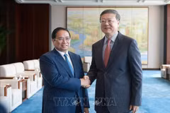 El primer ministro de Vietnam, Pham Minh Chinh (izquierda) y Chen Jining, secretario de su Comité partidista en Shanghái (Fuente: VNA)
