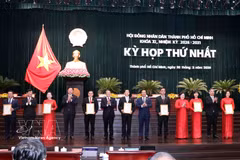 El vicepresidente de la Asamblea Nacional, Nguyen Duc Hai (sexto desde la izquierda), con líderes de Ciudad Ho Chi Minh, presenta la Decisión que reconoce a los delegados al Consejo Popular municipal. Foto: VNA