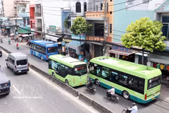 El autobús recoge pasajeros en la carretera nacional 22 (calle Le Quang Dao), cerca de la estación de autobuses de An Suong. Foto: VNA
