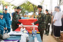 Soldados transportan los restos de soldados caídos a la mesa de muestreo en el cementerio de los mártires en la comuna de Binh Xuyen. (Foto: VNA)
