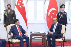 El miembro del Buró Político y permanente del Secretariado del Comité Central del Partido Comunista de Vietnam, Tran Cam Tu, y el presidente de Singapur, Tharman Shanmugaratnam (Fuente: VNA)