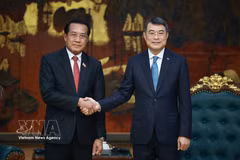 El primer ministro vietnamita, Le Minh Hung, (derecha) durante su reunión en Hanoi con el inspector general del Estado de Laos, Vanhxay Phongsavanh (Fuente: VNA)