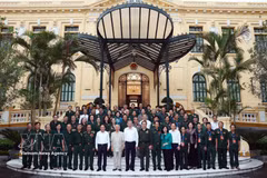 El secretario general del Partido Comunista de Vietnam y presidente de la República, To Lam, posa una foto con los delegados (Fuente: VNA)