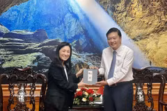 La embajadora de Estados Unidos en Vietnam, Jennifer Wicks, entrega un obsequio conmemorativo al presidente del Comité Popular de la provincia de Quang Tri, Le Hong Vinh. (Foto: VNA)