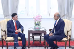 El miembro del Buró Político y permanente del Secretariado del Comité Central del Partido Comunista de Vietnam, Tran Cam Tu, y el ministro sénior de Singapur K. Shanmugam (Fuente: VNA)
