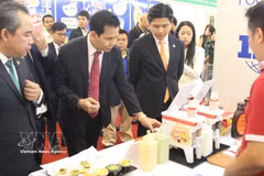 Los delegados visitan los stands de las empresas vietnamitas de procesamiento de alimentos en el evento. Foto: VNA