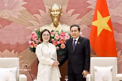 El presidente de la Asamblea Nacional de Vietnam, Tran Thanh Man, recibe a la embajadora de Mongolia, Ganbaatar Hulan (Fuente: VNA)