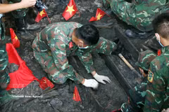 La búsqueda de los restos de los soldados caídos se lleva a cabo con cautela, meticulosidad y de acuerdo con las normas de la Región Militar 7, garantizando que no se pase por alto ningún resto. (Foto: VNA)