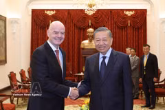 El secretario general del Partido Comunista de Vietnam y presidente del país, To Lam, recibe hoy en Hanoi al presidente de la FIFA, Gianni Infantino (Fuente: VNA)