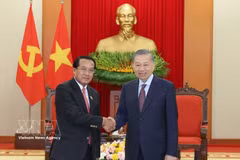 El secretario general del Partido Comunista de Vietnam (PCV) y presidente del país, Ta Lam, recibe a Vanhxay Phongsavanh, miembro del Buró Político y secretario del Comité Central del Partido Popular Revolucionario de Laos (Fuente: VNA)