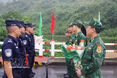Representantes de los comandantes de patrulla de ambos bandos intercambiaron flores en la línea de demarcación del puente de la amistad en la frontera entre Vietnam y China. Foto: VNA.