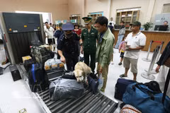 Los agentes de aduanas inspeccionan el equipaje de los pasajeros que ingresan al país a través del puesto fronterizo internacional de Nam Can, en la provincia de Nghe An. Foto: VNA