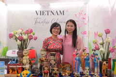 Un rincón de los stands de la Embajada de Vietnam y de las empresas participantes en el evento. Foto: VNA