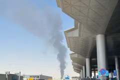 Se observa humo elevándose cerca del Aeropuerto Internacional Rey Khalid en Riad, Arabia Saudita, el 19 de septiembre de 2026. Foto: Xinhua/VNA