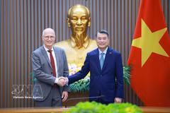 El primer ministro de Vietnam, Le Minh Hung, y Peter Tschentscher, alcalde y primer burgomaestre de Hamburgo. Foto: VNA