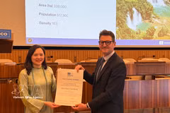 La embajadora Nguyen Thi Van Anh recibe el Certificado de Re-reconocimiento del Geoparque Mundial Non Nuoc Cao Bang. Foto: VNA