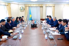 En el encuentro entre el viceprimer ministro permanente de Vietnam, Nguyen Hoa Binh, y el viceprimer ministro y ministro de Economía Nacional de Kazajistán, Serik Zhumangarin (Fuente: VNA)