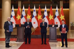 El secretario general y presidente To Lam y el presidente de Panamá, José Raúl Mulino, presencian la ceremonia de firma de los documentos de cooperación entre ambos países. Foto: VNA