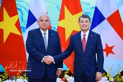 El presidente panameño, José Raúl Mulino, y el primer ministro vietnamita, Le Minh Hung (Fuente: VNA)