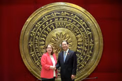 El vicepresidente de la Asamblea Nacional de Vietnam, Tran Quang Phuong, recibe a la presidenta de la USCC, Reva Price (Fuente: VNA)