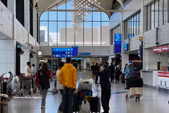 Pasajeros en el Aeropuerto Internacional de Dubái, Emiratos Árabes Unidos, el 7 de marzo de 2026. Foto: Xinhua/VNA