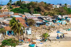 La playa de Xuan Thanh en la provincia de Gia Lai quedó devastada tras el paso de la tormenta Kalmaegi. Foto: Periódico Lao Dong