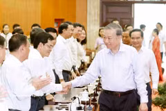 El secretario general del Partido Comunista y presidente de Vietnam, To Lam, sostiene una sesión de trabajo con el Buró Ejecutivo del Comité del Partido de Ciudad Ho Chi Minh (Fuente: VNA)