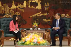 El viceprimer ministro vietnamita Pham Gia Tuc recibe a la embajadora de Estados Unidos en Hanoi, Jennifer Wicks (Fuente: VNA)